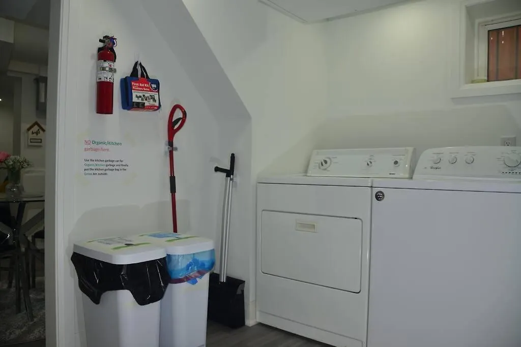 Entire Basement - 5 Guests 2 Bedrooms 3 Beds Toronto 0*,  Kanada