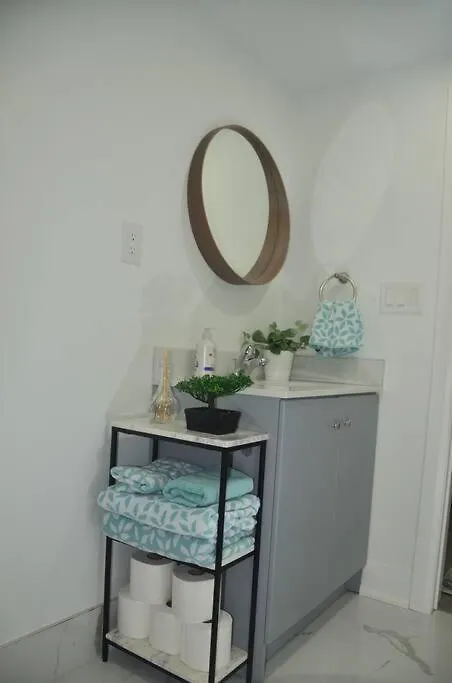 Entire Basement - 5 Guests 2 Bedrooms 3 Beds Toronto Kanada