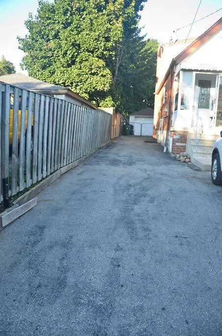 Entire Basement - 5 Guests 2 Bedrooms 3 Beds Toronto