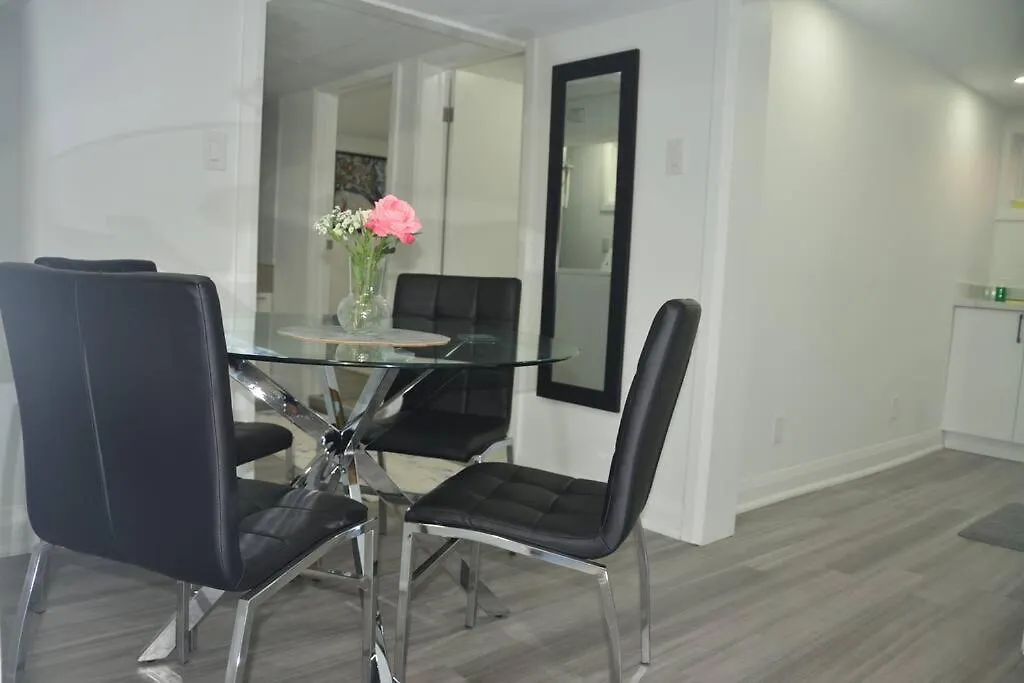 Entire Basement - 5 Guests 2 Bedrooms 3 Beds Toronto