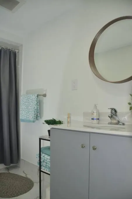 Entire Basement - 5 Guests 2 Bedrooms 3 Beds Toronto Apartament