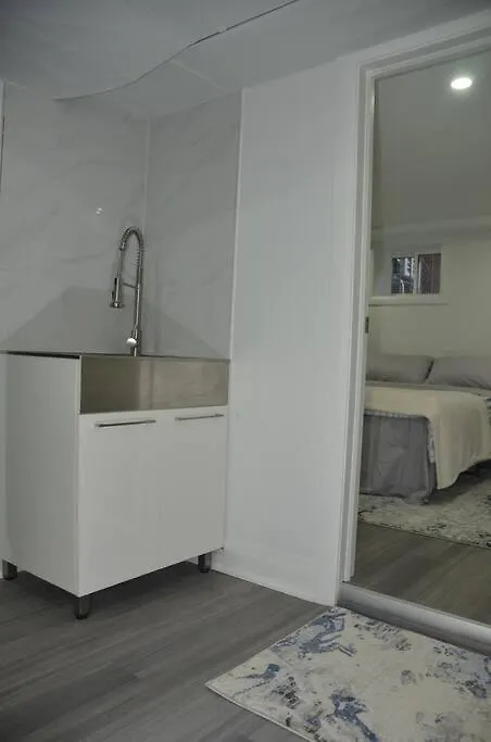 Entire Basement - 5 Guests 2 Bedrooms 3 Beds Toronto 0*,  Kanada